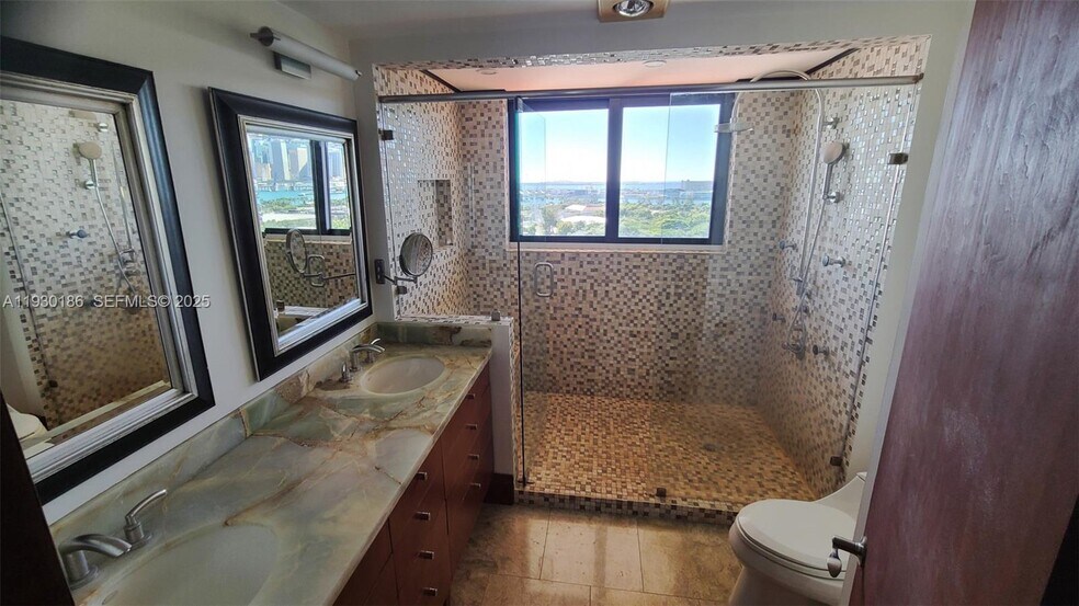 Building Photo - 1000 Venetian Way