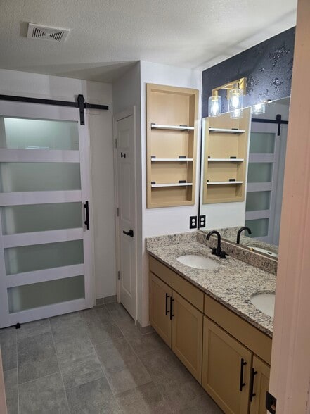 Master bathroom - 16078 E Elk Dr