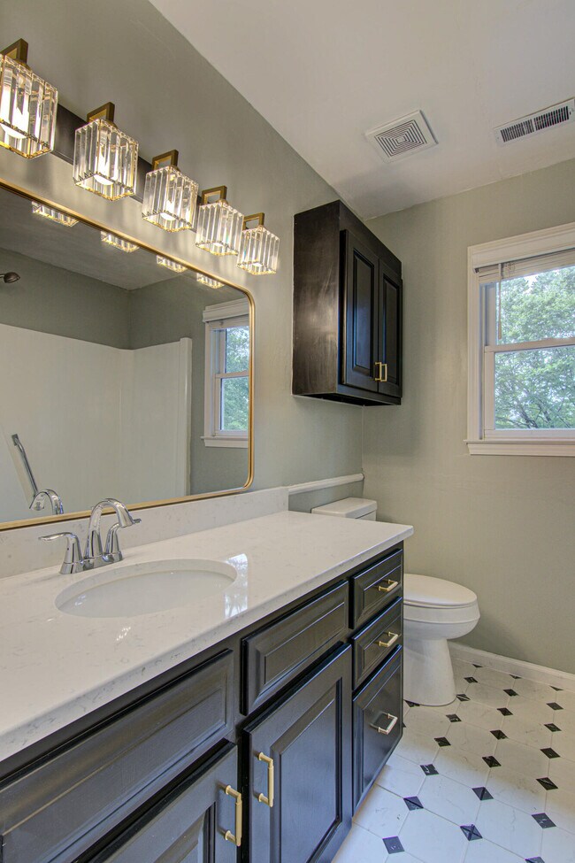 Building Photo - 2315 Treetop Ln