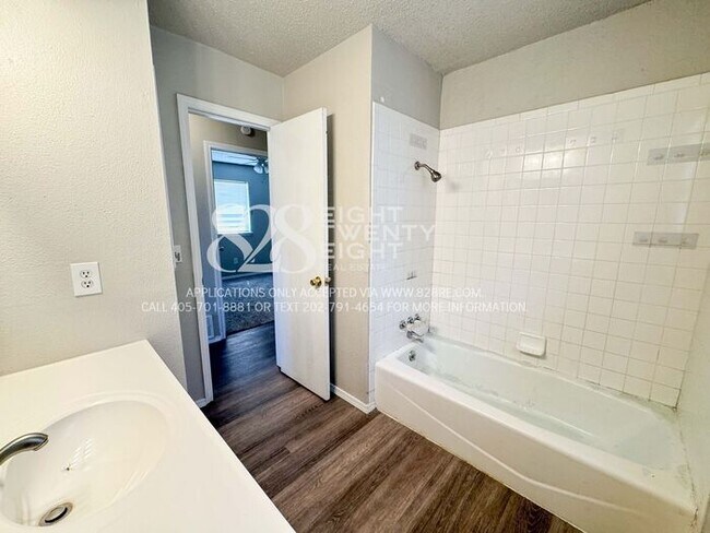 Building Photo - NICE 3 BED/1.5 BATH ON QUIET CUL-DE-SAC IN...