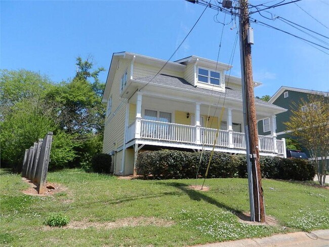 Building Photo - "Pre-Leasing August 2026" Large House Near...