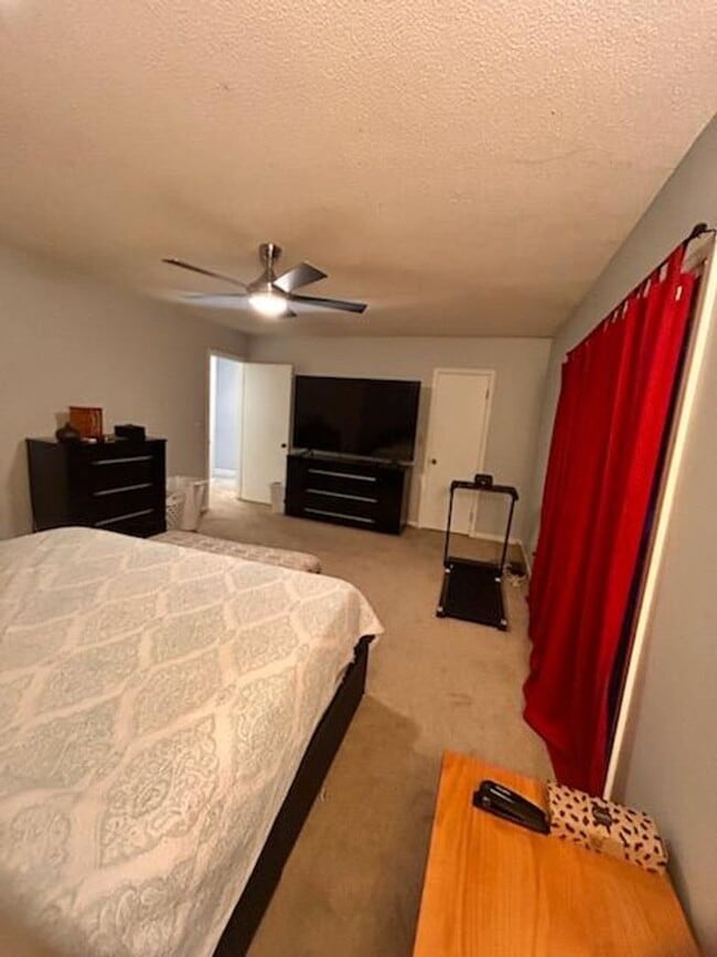 Building Photo - Stunning 3 bedroom/3 bathroom home with AMAZING lake view!