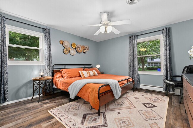 Building Photo - 733 W 4th St