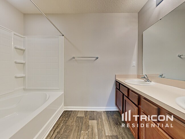 Building Photo - 2210 Pebble Point Dr