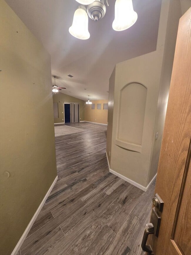 Building Photo - Beautiful 3 bedroom, 2 bath Home available