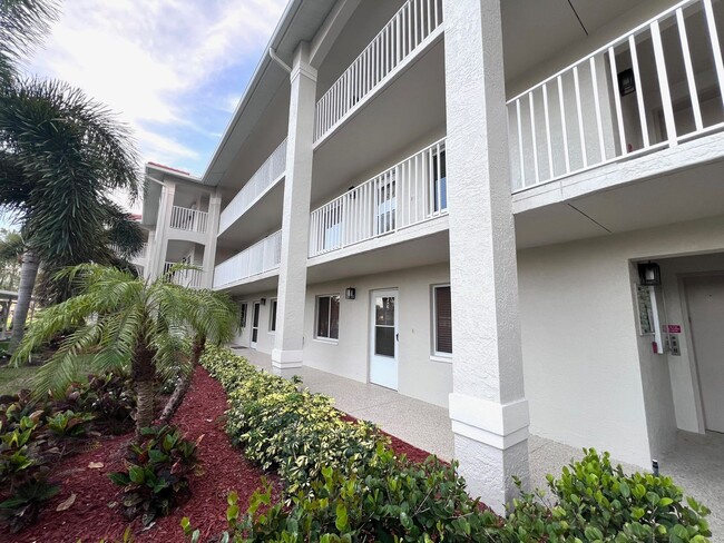 Building Photo - ** 2 BED-2 BATH FIRST FLOOR CONDO AT GLENM...