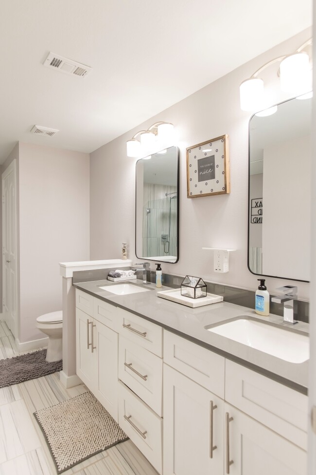 Master bathroom - 1211 Beaconsfield Ln