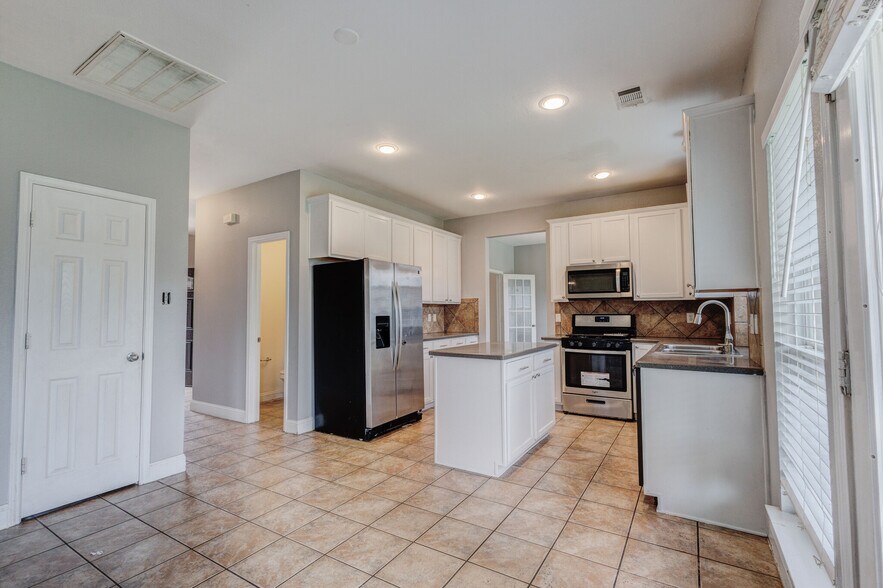 Building Photo - 6107 Lakecrest Dr