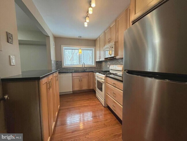 Building Photo - 10619 Weymouth St