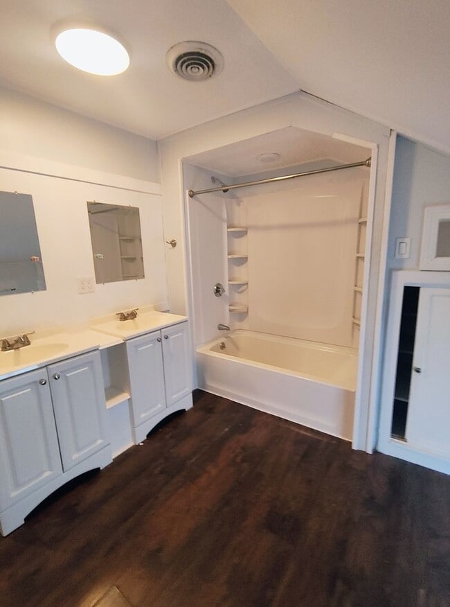 Building Photo - ****Burrillville – Three Bed/Two Bath Dupl...