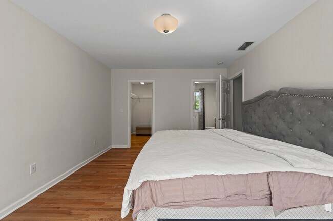 Building Photo - 802 Evergreen Ave