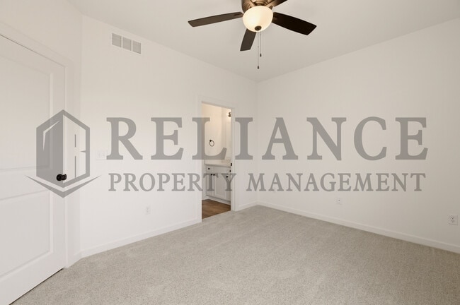 Building Photo - 5249 N Pinecrest Ct