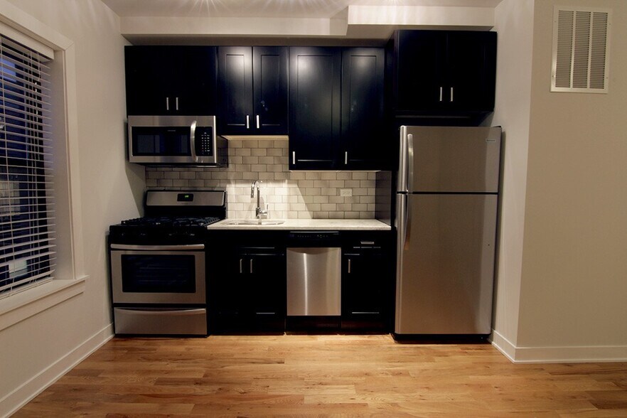 Building Photo - 2225 W Eastwood Ave