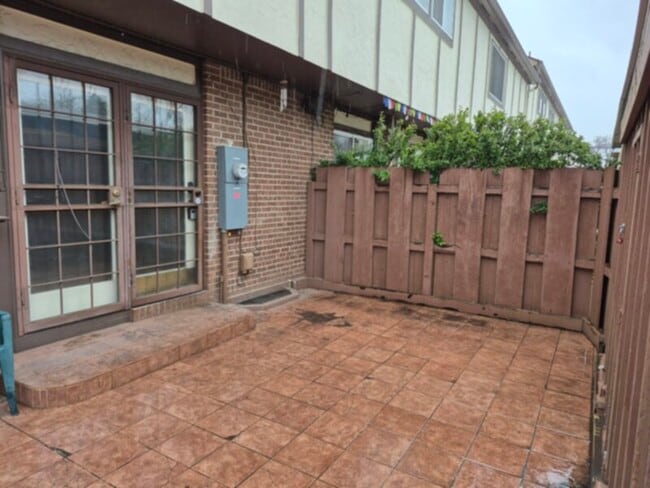 Building Photo - Townhome