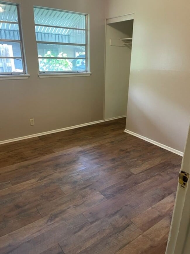 Building Photo - 411 Lindenwood Dr