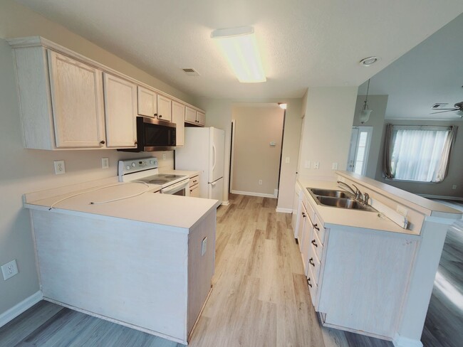 Building Photo - RENTAL RATE REDUCED!! Beautiful 4 Bedroom/...