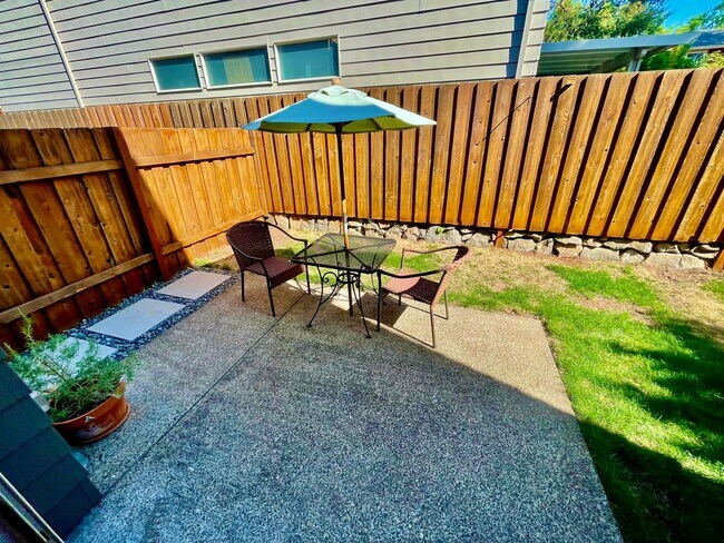 Building Photo - ** HALF MONTH'S FREE RENT **Modern 3bd/2.5...