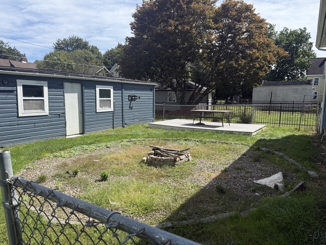 Building Photo - 230 Hallock St