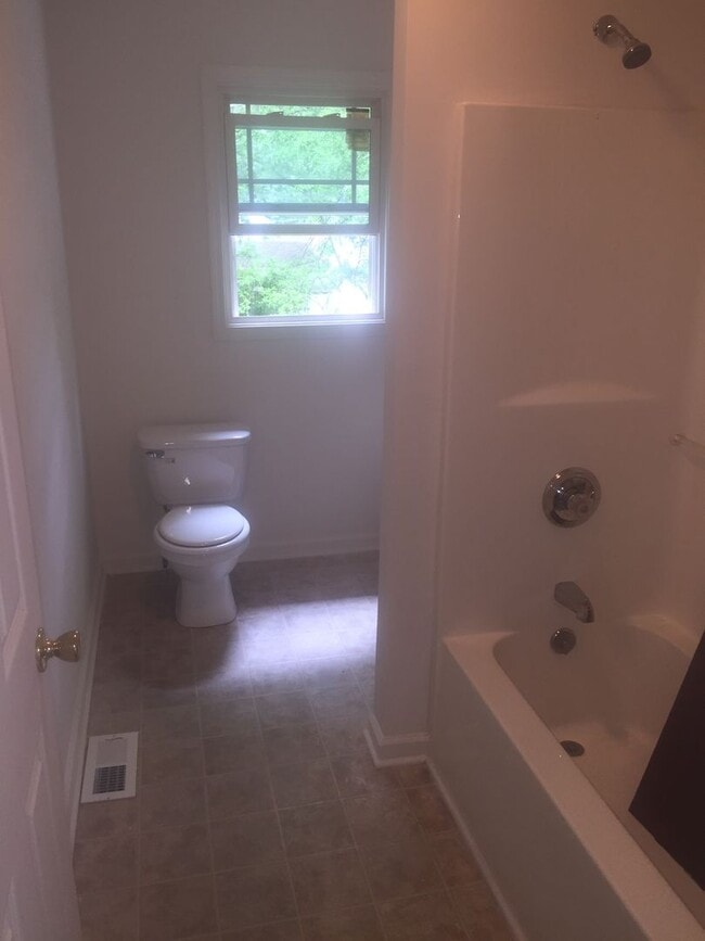 Building Photo - Cute @BR/1.5BA refinished Bungalow