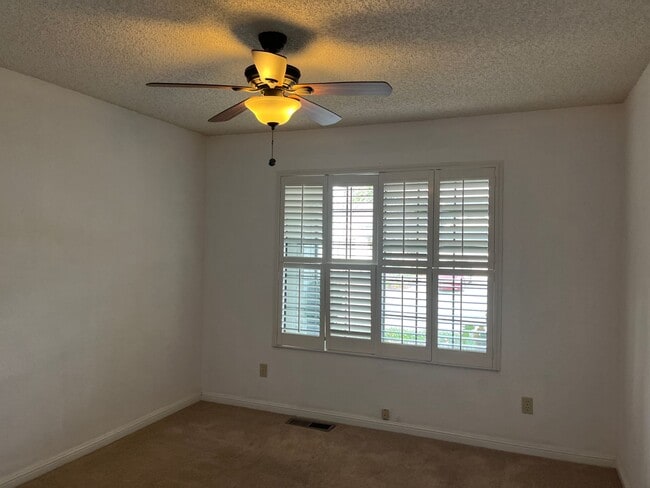 Building Photo - Lovely 3 bedrooms, 2 bathrooms located in ...