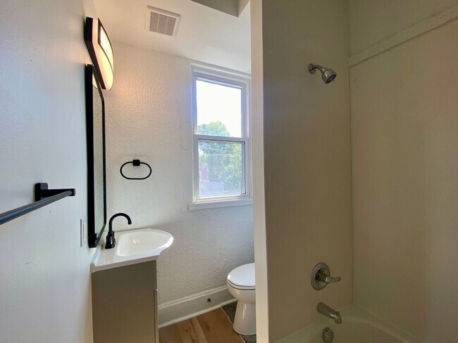 Building Photo - 6 Bed/2 Bath w/Ample Parking Mins. from UC $750/pp ($4500/mo)!