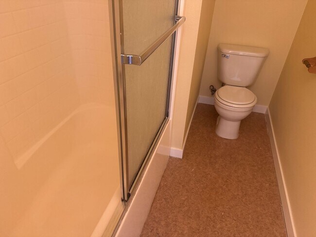 Building Photo - Blocks from UO! 2 large bedrooms 1.5 bath included in unit laundry and off street parking