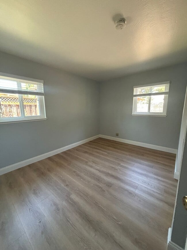 Building Photo - LOCATION! LOCATION! 3 Bed. 1 Bath Home Ava...