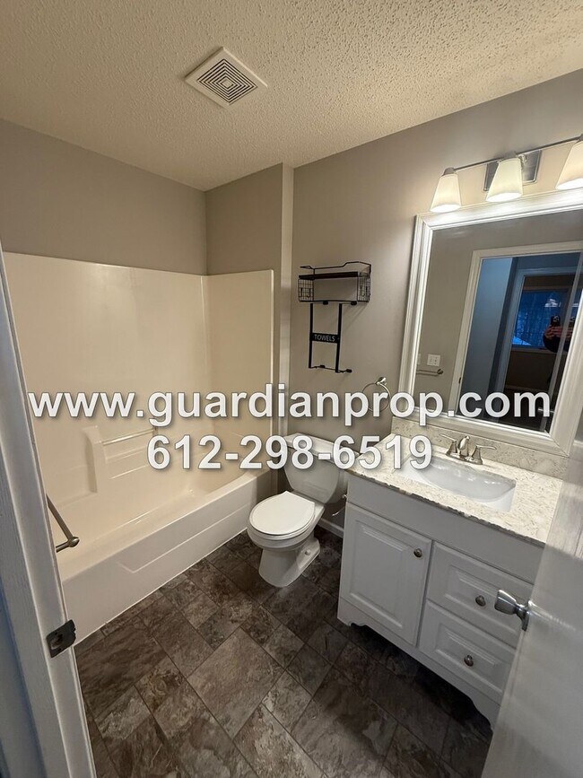 Building Photo - End Unit Townhouse on Secluded Drive Available Now, Updated Kitchen & Baths, Large Primary Suite