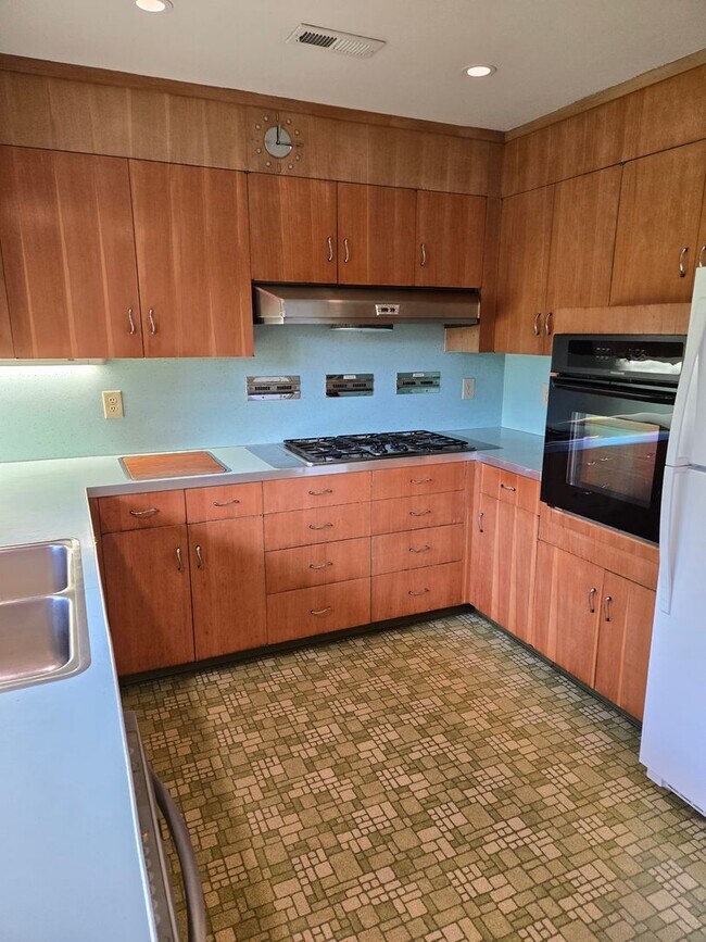 Building Photo - 1 level Mid Century Beauty! 3 Bd/ 3 ba