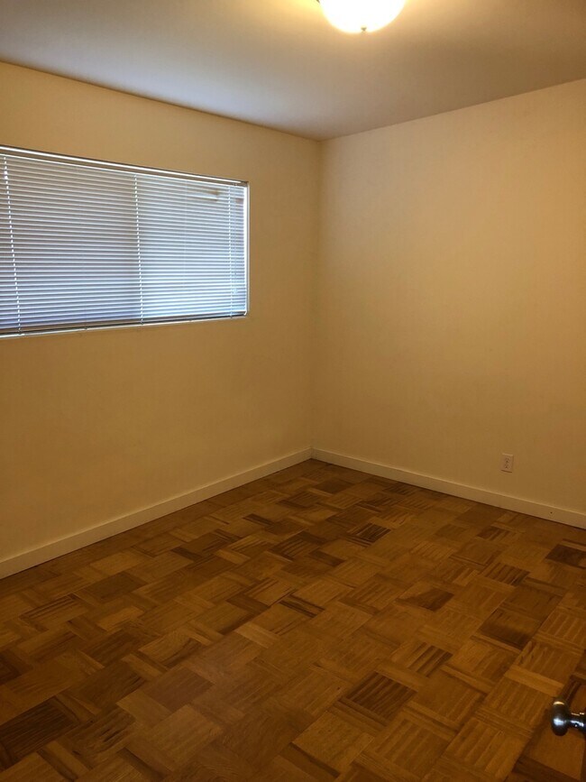 Building Photo - Beautiful 2-Bedroom Apartment with Stunnin...