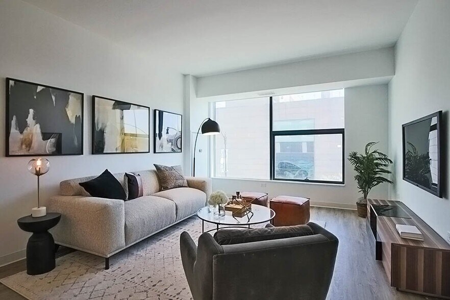 Building Photo - 806 W Van Buren St