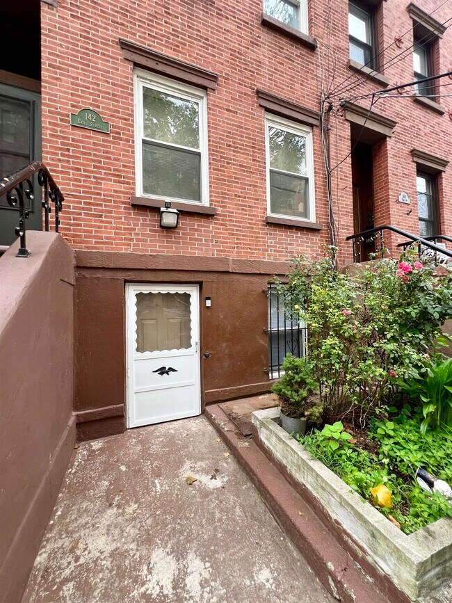 Primary Photo - 142 Erie St