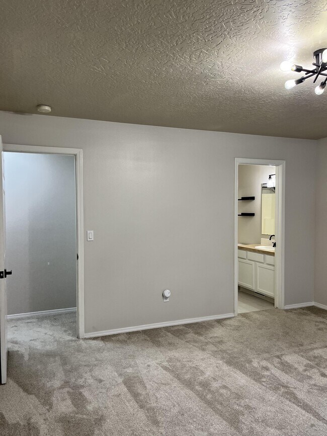 Building Photo - 2057 W Shy Creek Pl