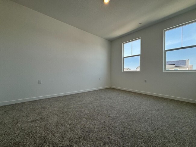 Building Photo - Move-In Special! 1 Week Free Rent – Spacio...
