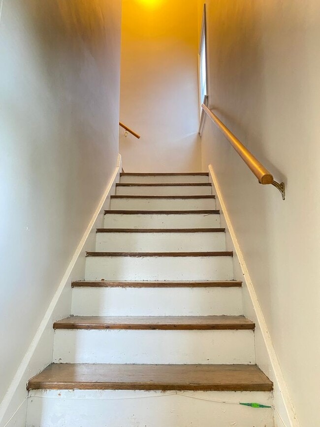 Building Photo - Large 2 bed 1 bath duplex with one car att...
