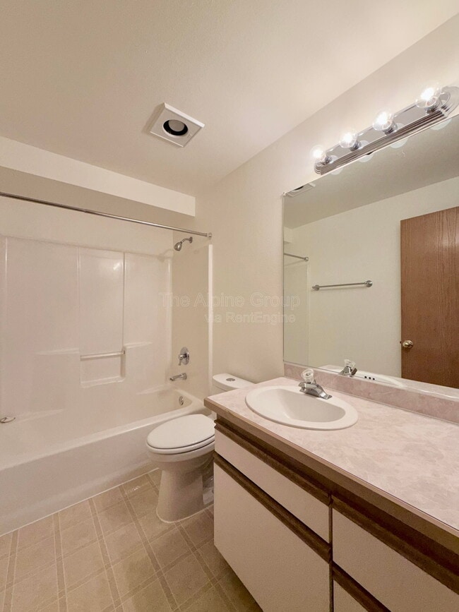 Building Photo - 719 SW Backcourt Pl