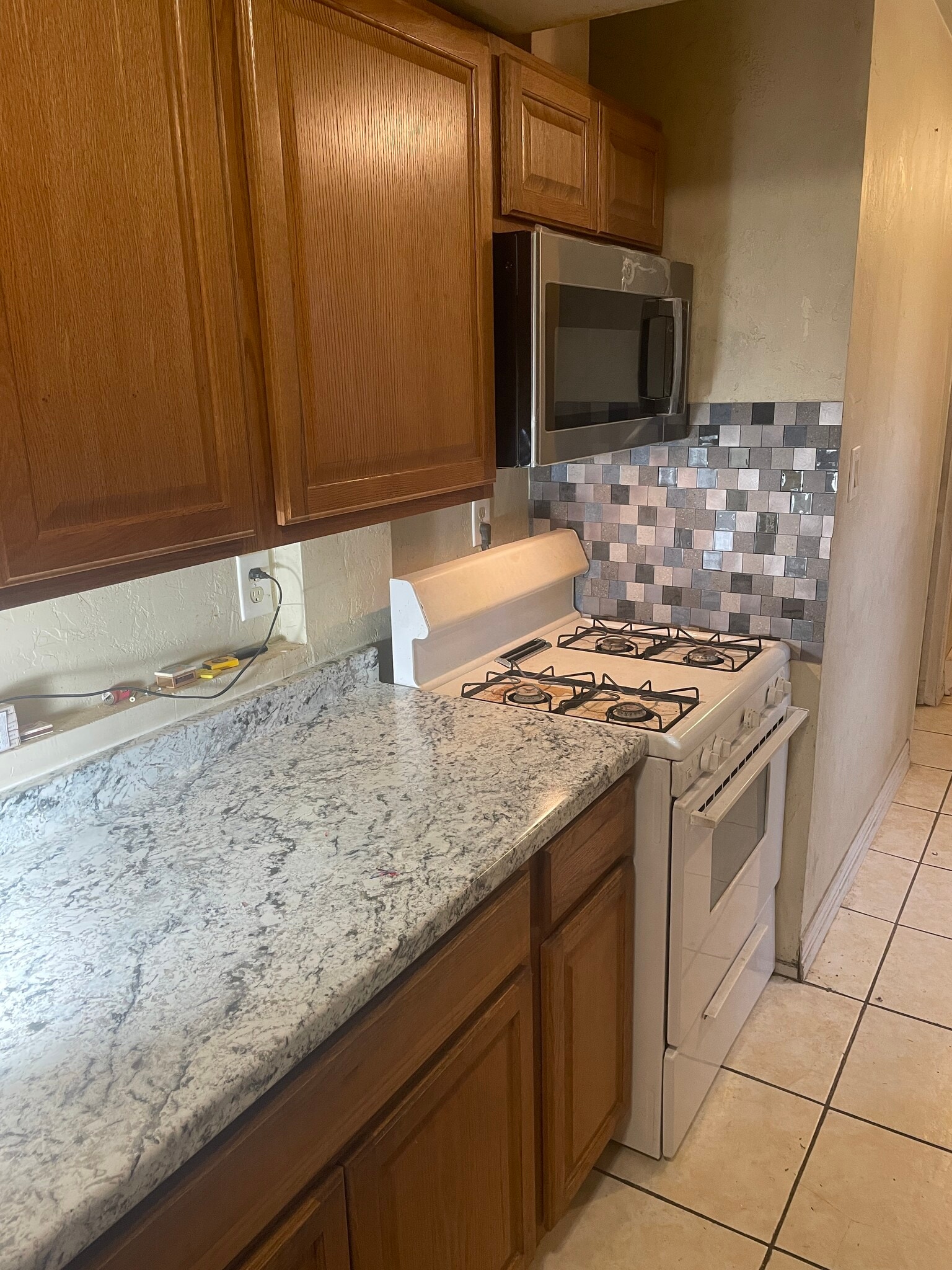 microwave, stove - 1995 Kingston St