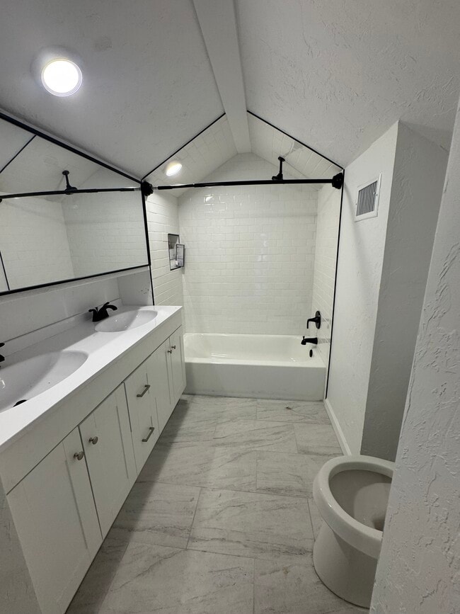 Building Photo - 417 SW 24th St