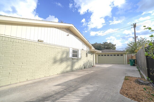 Building Photo - 5471 Loch Lomond Dr