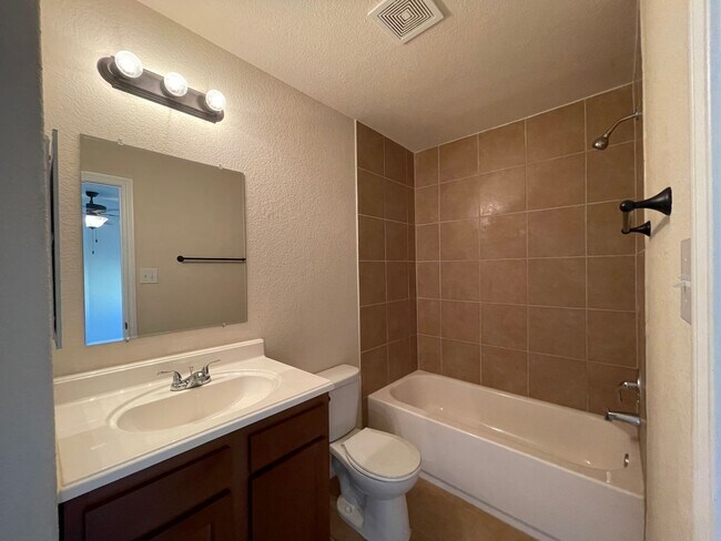 Building Photo - Town home for rent