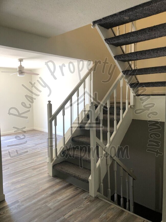 Building Photo - West Side Town Home - Sylvania Schools!!!