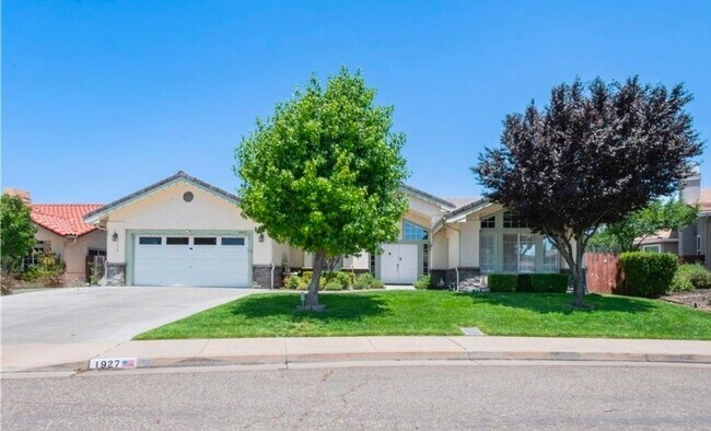 Building Photo - 3 bedroom 2 Bath home with garage, yard and shed