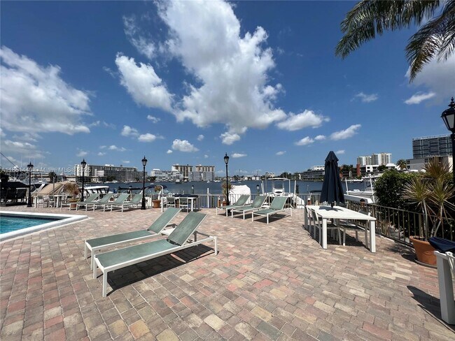 Building Photo - 100 Golden Isles Dr