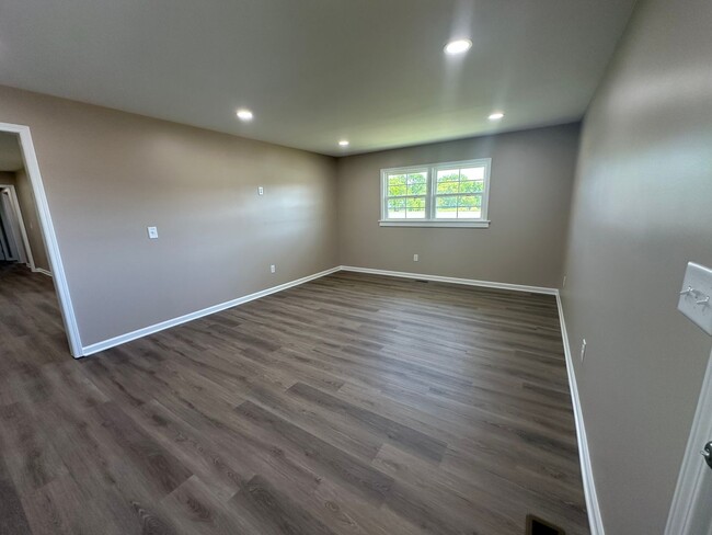 Building Photo - Newly Renovated Home in Shelbyville - 30 m...