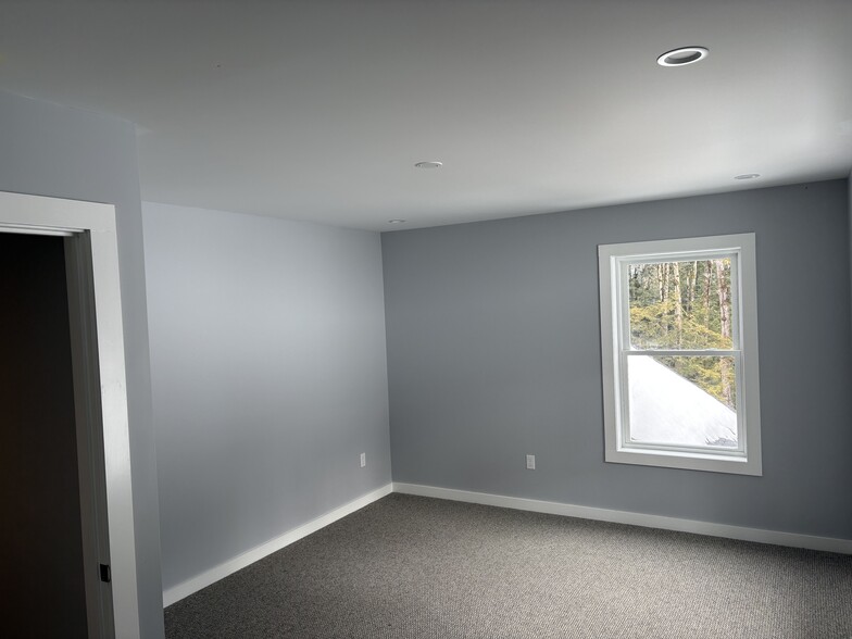 Building Photo - 867 Upper Pleasant Valley Rd