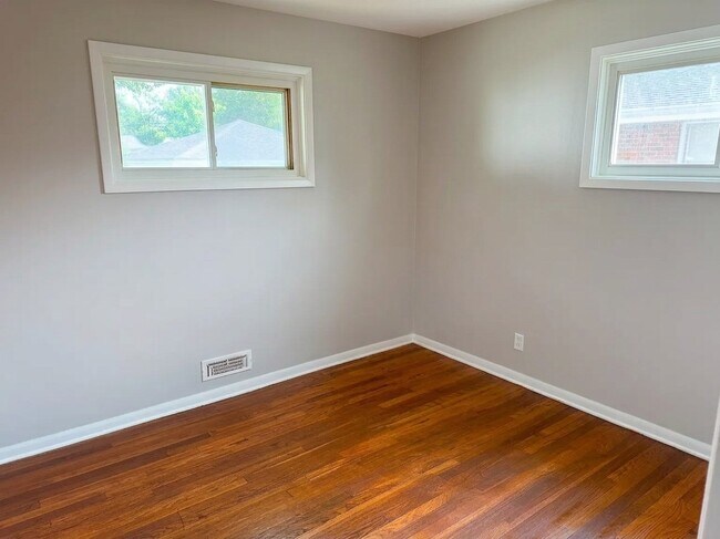 Building Photo - 15917 Steinway Blvd