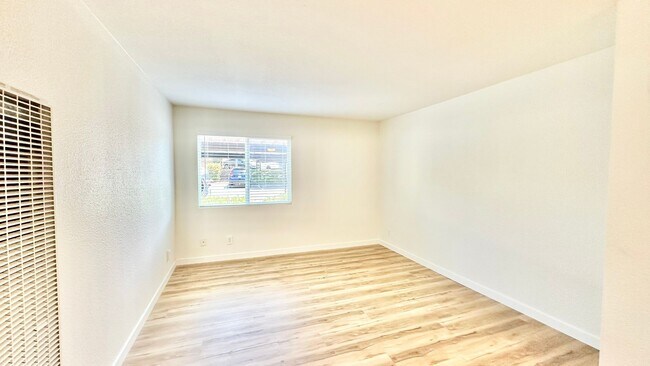 Building Photo - Darling, Entry Level, Corner-End Condo Uni...