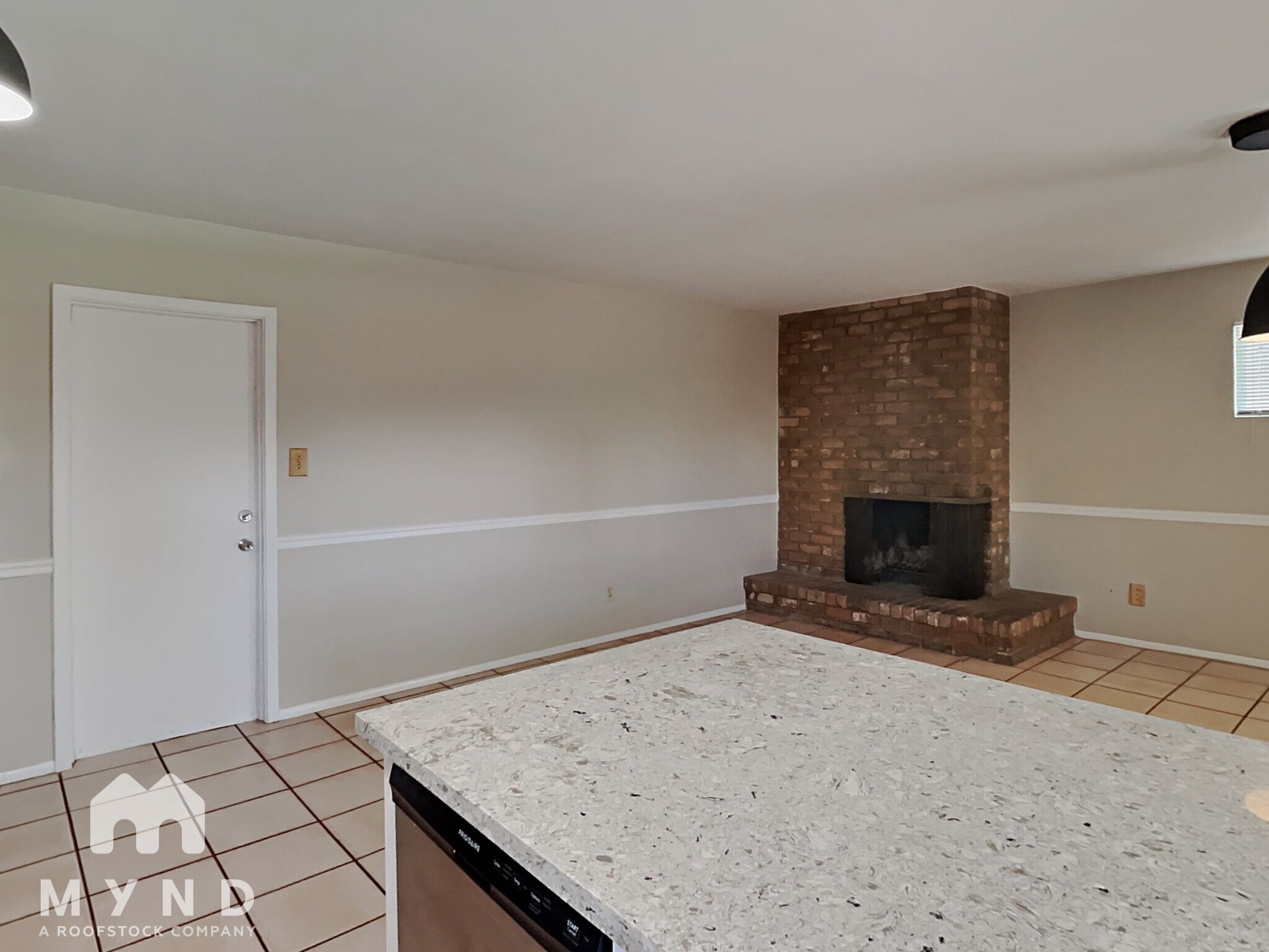 Building Photo - 537 E Laguna Dr