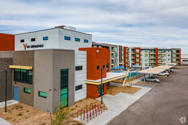 Building Photo - V on Broadway