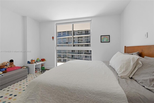 Building Photo - 1800 N Bayshore Dr